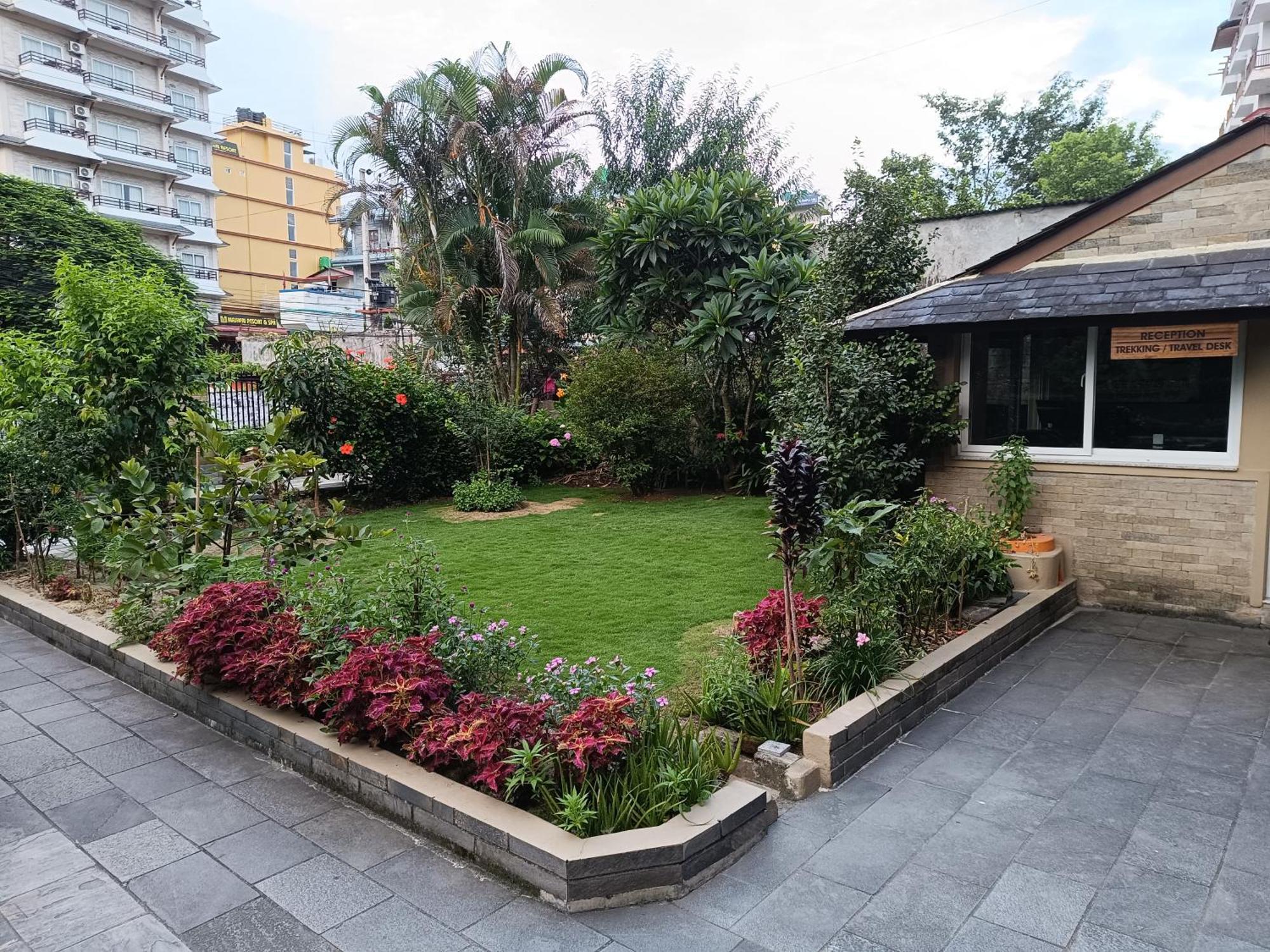 The Mountain House Hotel Pokhara Exterior photo