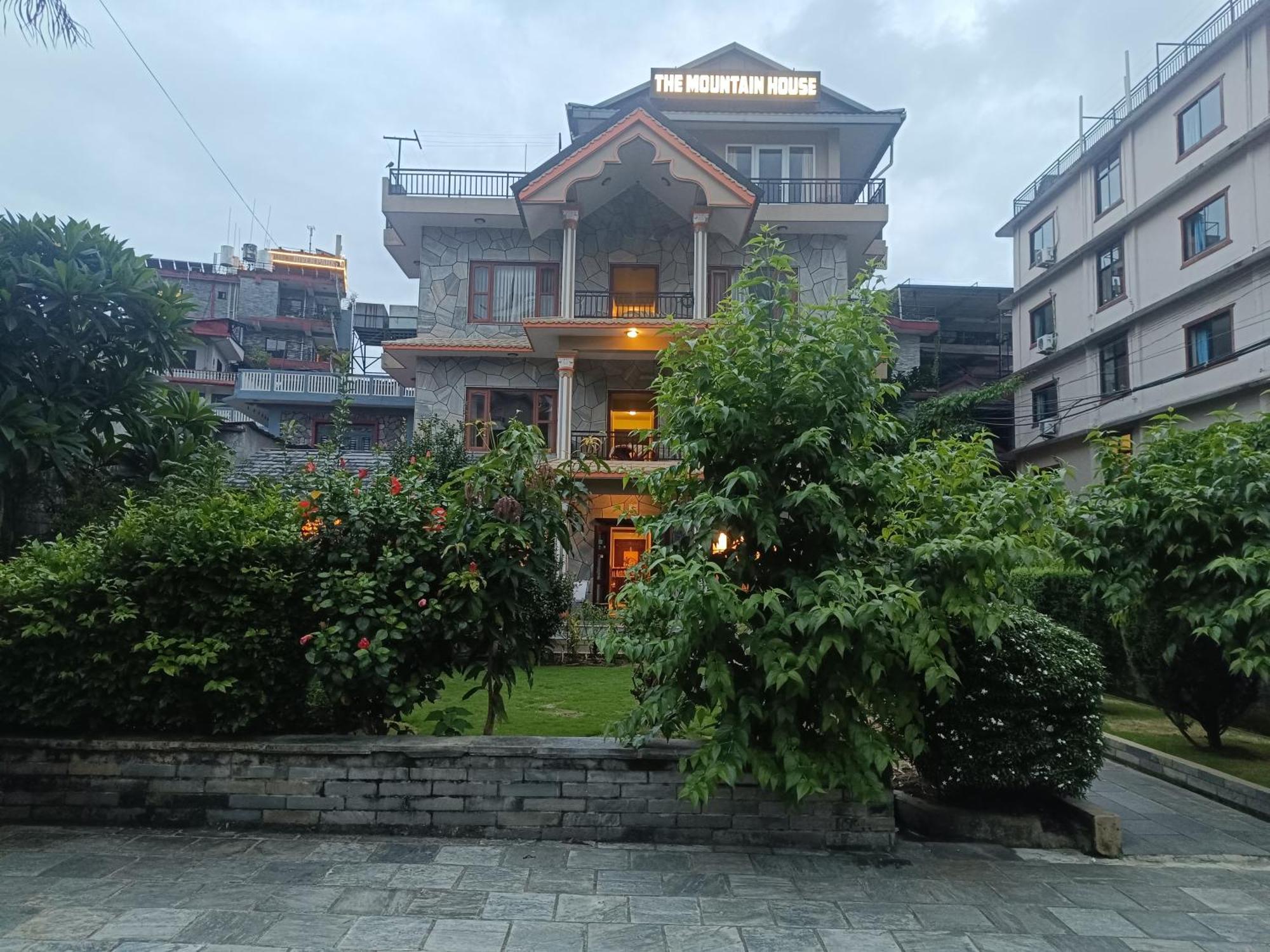 The Mountain House Hotel Pokhara Exterior photo